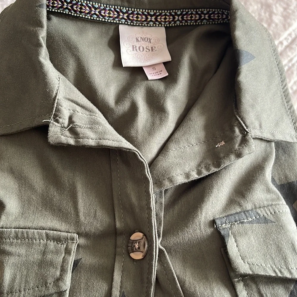 NWOT Knox Rose Army Green Star Button-Up Shirt - Picture 10 of 10